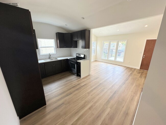 Building Photo - Front Unit 1027