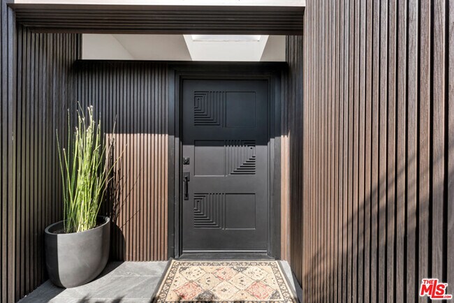 Photo - 418 N Bowling Green Way