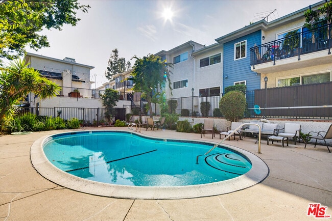 Building Photo - 5252 Coldwater Canyon Ave Unit 111