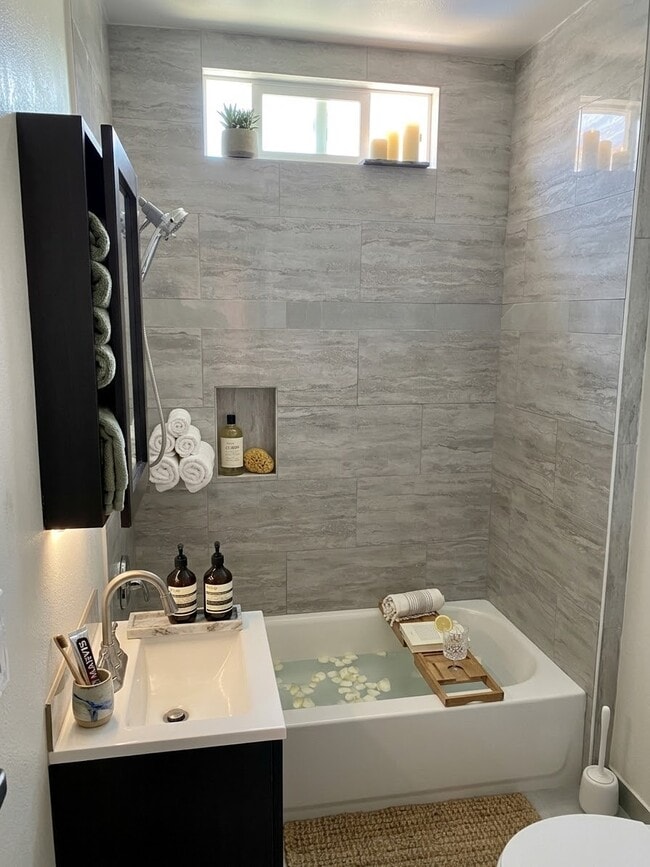 Bathroom - 2634 S Redondo Blvd Unit 2634