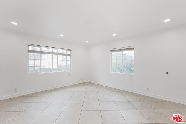 Photo - 5130 Templeton St