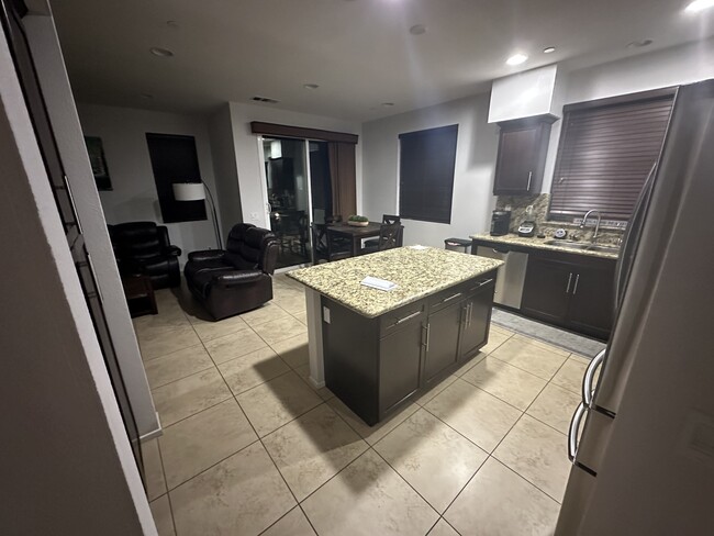 Building Photo - 315 Royal Gln