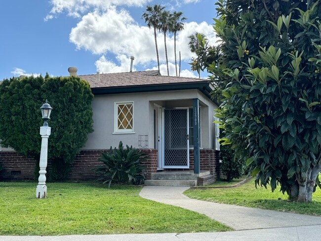Photo - 13900 Burbank Blvd House