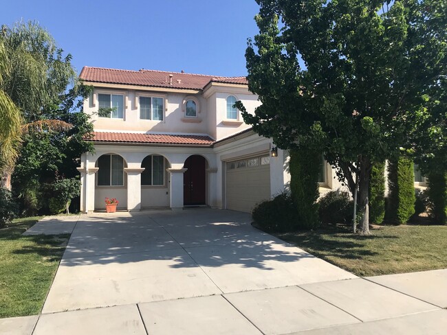 Building Photo - Spacious 5 bedroom with 3 car garage for rent