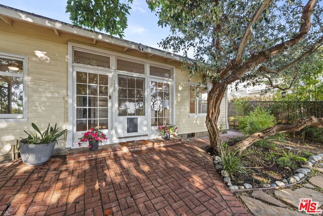 Building Photo - 2429 Beverley Ave