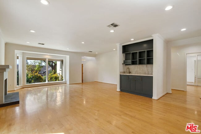 Photo - 2049 Watson St