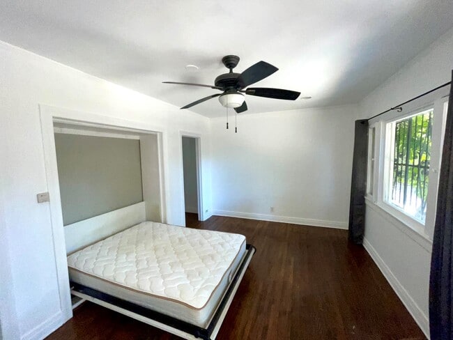 Building Photo - 402 Micheltorena St Unit 1/2