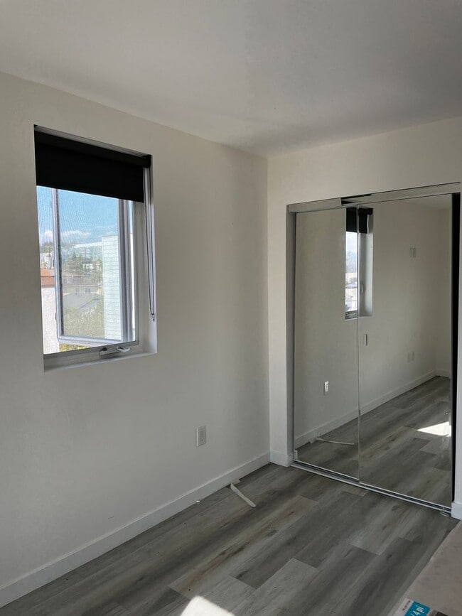 Building Photo - 1222 Alexandria Ave Unit 1 Rental