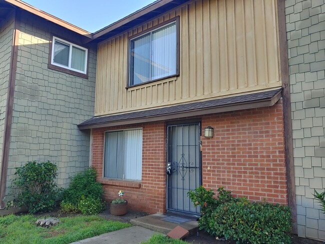 Now Leasing – Beautiful 3 Bedroom Townhome... - Now Leasing – Beautiful 3 Bedroom Townhome...
