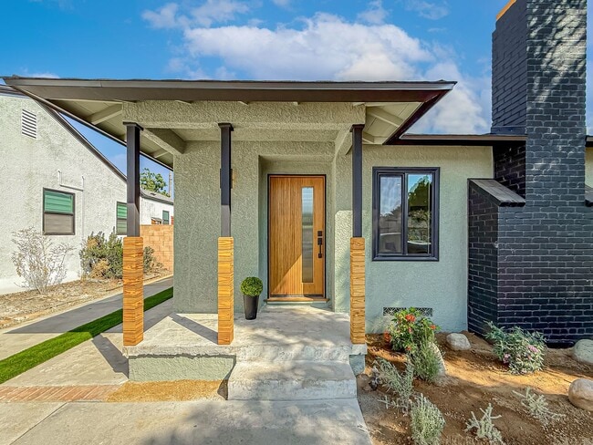 Photo - Upgraded 3+2 w/pool, gourmet kitchen + family room!