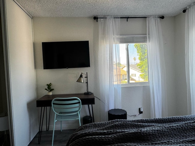 Photo - 20058 Lorne St