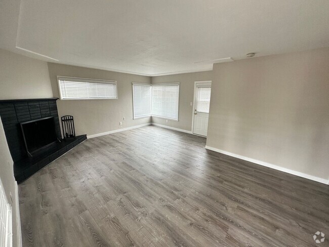 Building Photo - Renovated in 2023!! 4BD/2BA; Quick Walk to... Rental