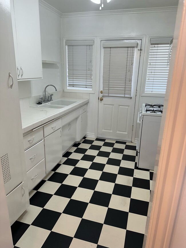 Kitchen - 933 W Huntington Dr