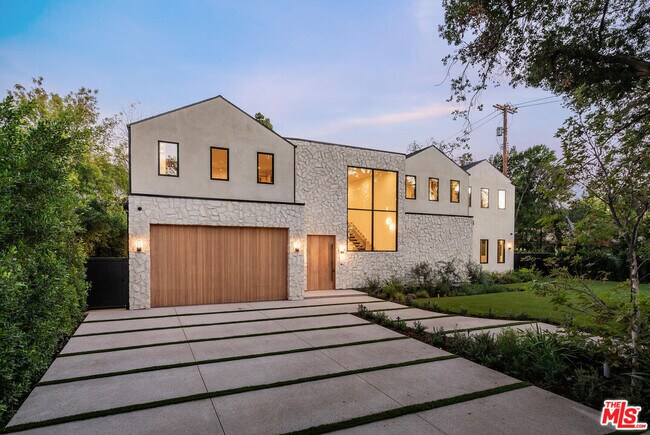Photo - 5064 Encino Ave