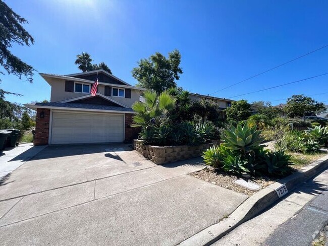 Building Photo - 3 Bed / 2 .5 Bath Home with Private Yard i...