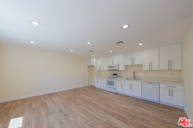 Building Photo - 1031 Thompson Ave Rental