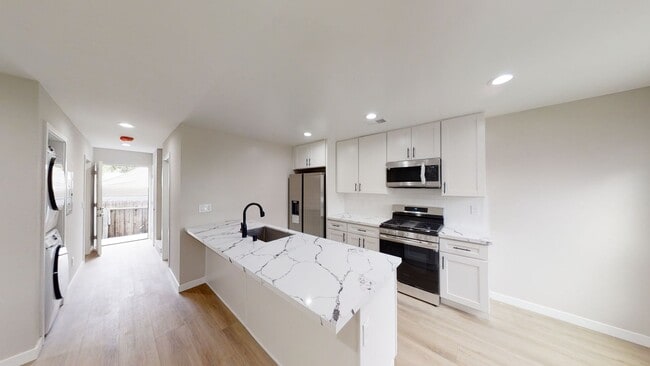 Building Photo - 5119 E Falls View Dr