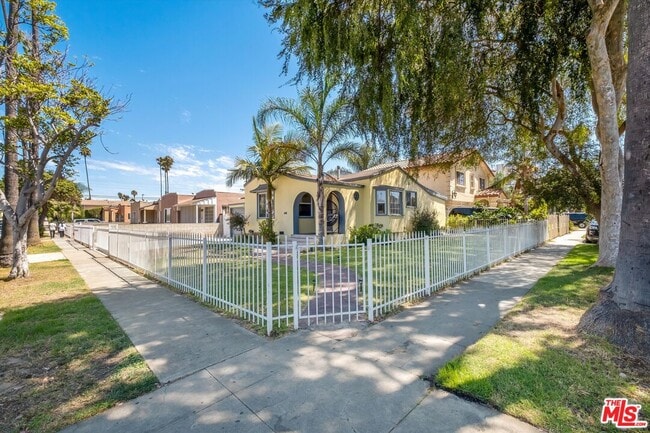 Photo - 601 E 97th St