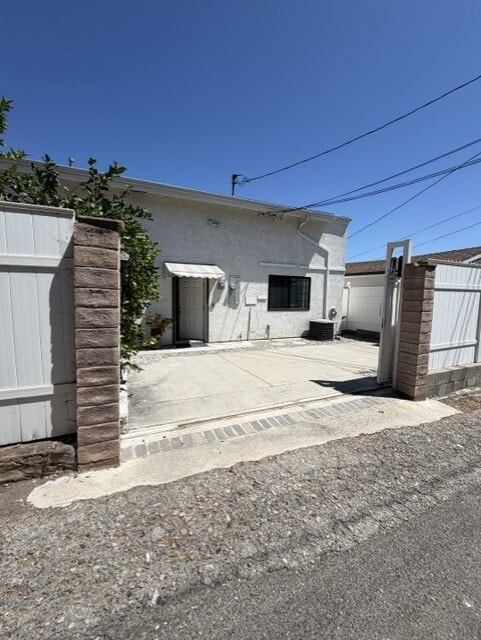 Building Photo - 1031 E Tujunga Ave Unit Guest House