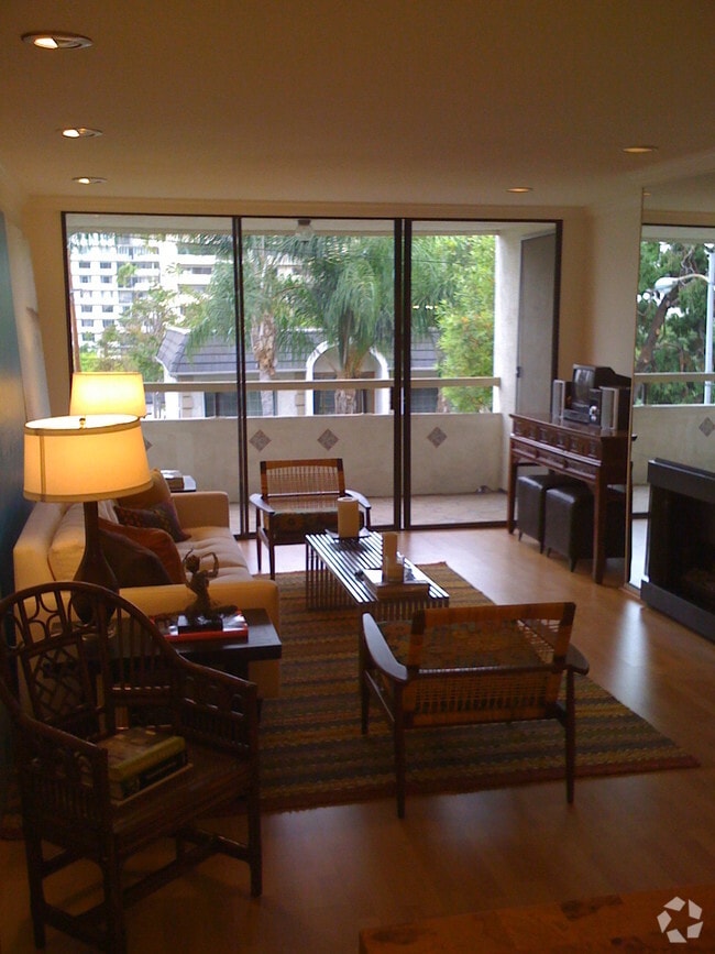 Building Photo - 906 N Doheny Dr Unit 313 Rental