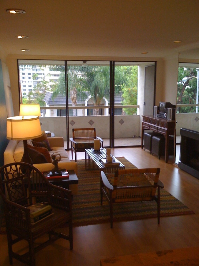 Living Room - 906 N Doheny Dr Condo Unit 313