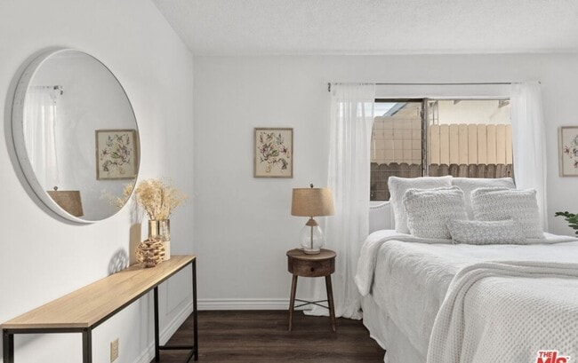 Building Photo - Corner-Unit 1 Bedroom with HUGE Outdoor Space Unit 20 Rental
