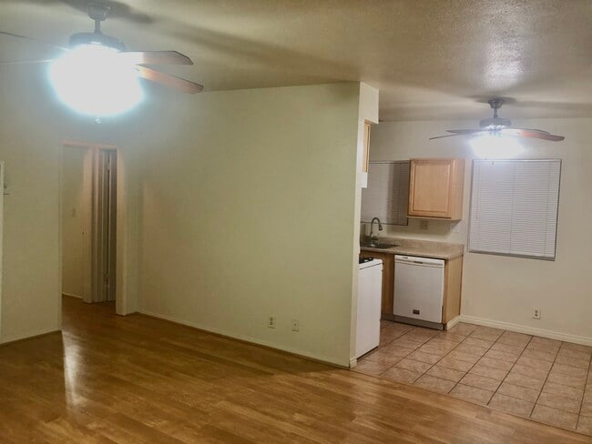 Family Room - 4413 Farquhar Ave