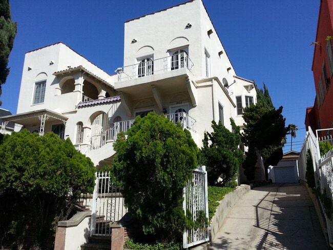 Building Photo - 218 1/2 N Kenmore Ave Unit 218.5
