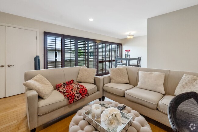 Building Photo - Unbeatable Location! Bright 1 Bed, 1 Bath ... Rental