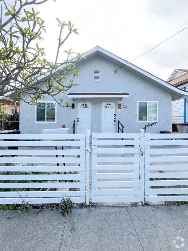 Building Photo - 2119 Eastlake Ave Unit 2119 Eastlake Ave Rental
