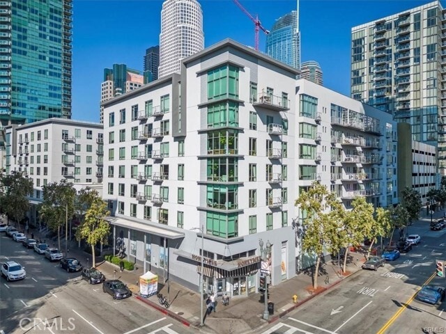 Building Photo - 645 W 9th St Unit 317
