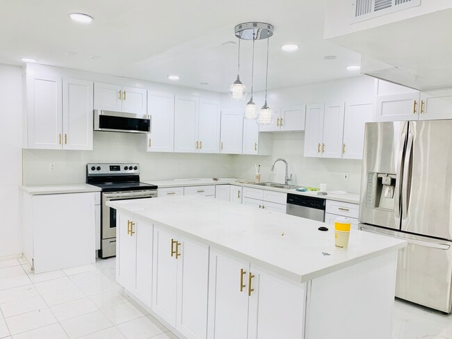 Building Photo - 5301 Balboa Blvd Unit F7