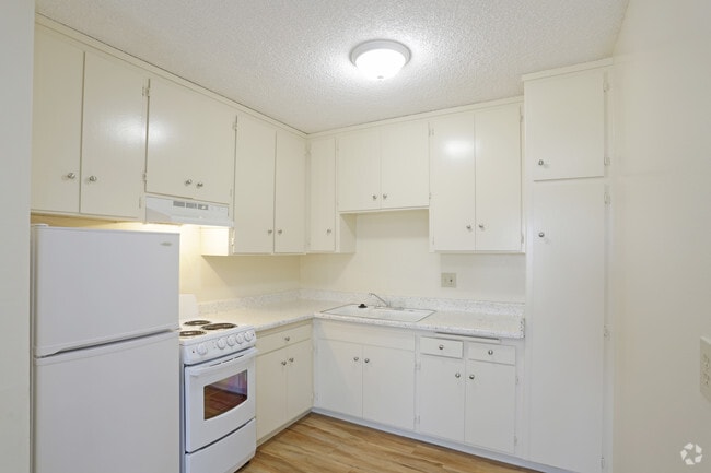 Studio, 1 BATH - 520 SF - Imperial Palms Apartments