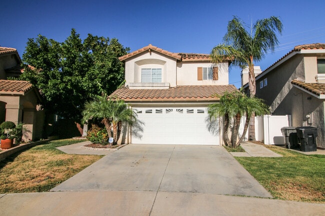 Building Photo - Welcome home to this gorgeous 3-bedroom, 2.5-bath home located in the highly desirable Riverwalk ...