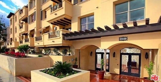 Building Photo - 5037 Rosewood Ave Unit 308 Rental
