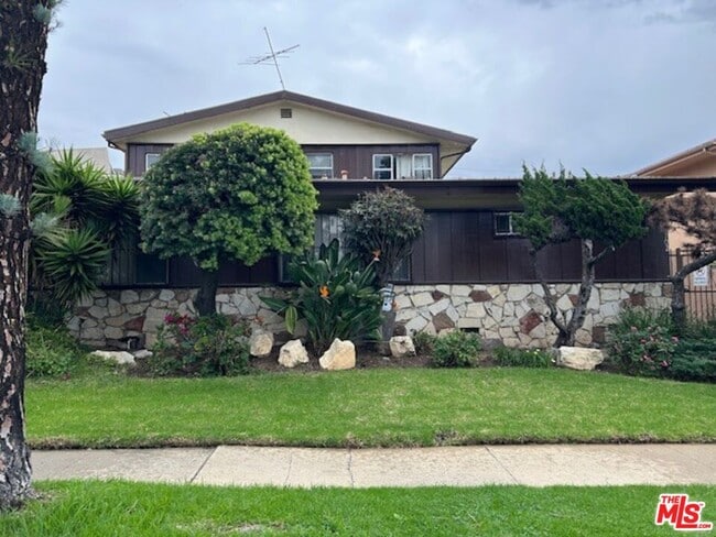 Building Photo - 10702 Crenshaw Blvd Unit 5