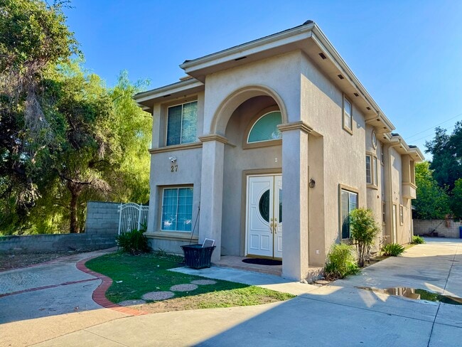Modern single family house - 27 Hampton Ct Rental