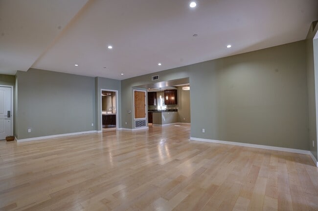 Building Photo - 1529 S Westgate Ave Unit 301 Rental