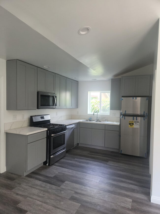 Photo - 1221 W 47th St Apartments Unit 2