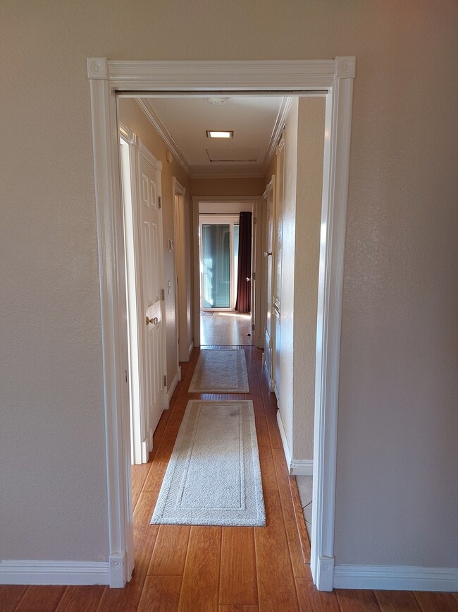 Building Photo - 927 S Downey Pl Unit 2-Bedroom Flat