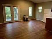 Private entrance, skylight windows, deck overlooks natural creek & oak trees. Park in garage - 85 Sherwood Dr Apartment Unit Studio