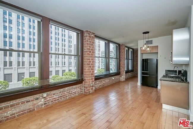 Photo - 460 S Spring St House