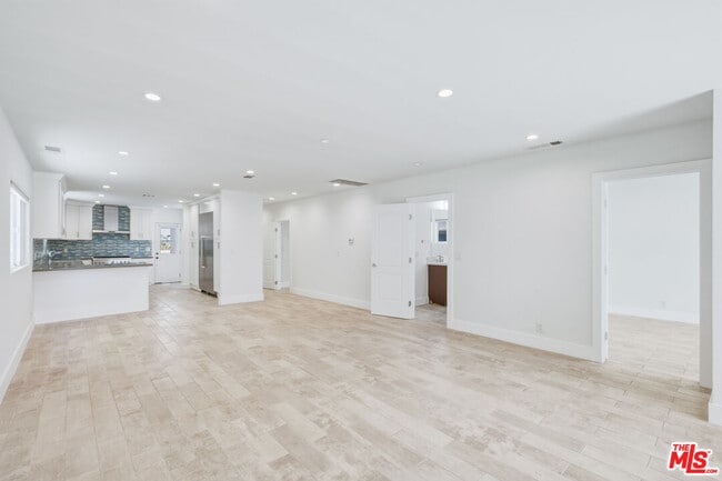 Photo - 869 Warren Ave