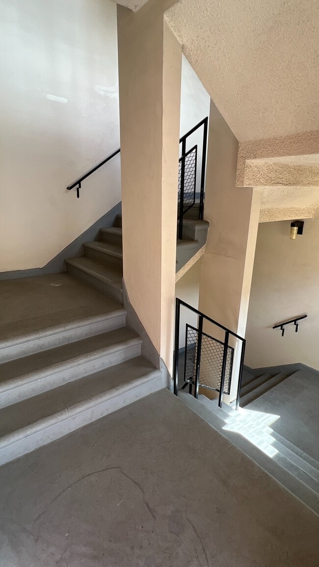 Staircase - 5138 Hazeltine Ave