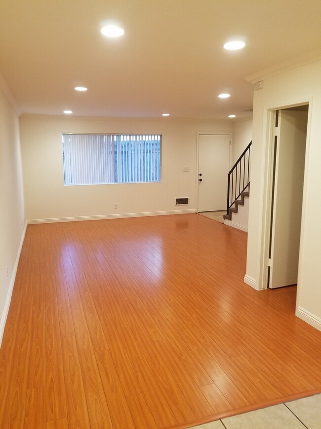 Building Photo - 2612 Mathews Ave Unit 3