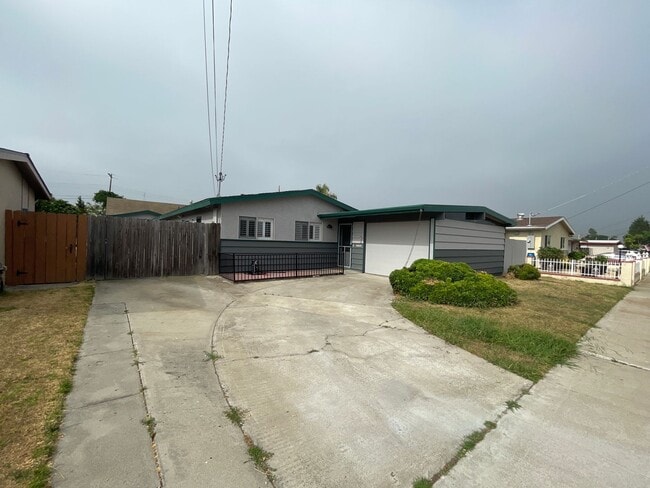 Building Photo - Spacious 3BR/2BA with Modern Upgrades, Lar...