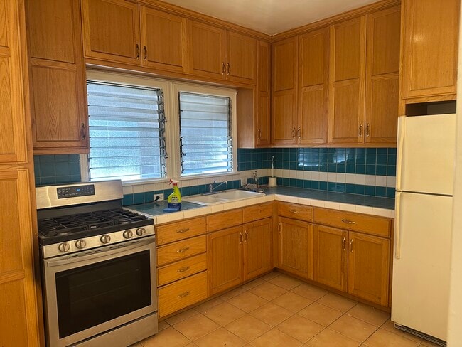 Building Photo - 414 1/2 N Orange Grove Ave Unit 1/2