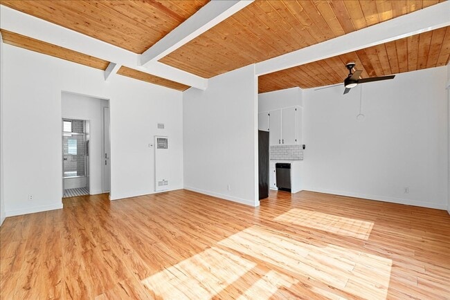 Building Photo - 6114 Cahuenga Blvd Unit 10