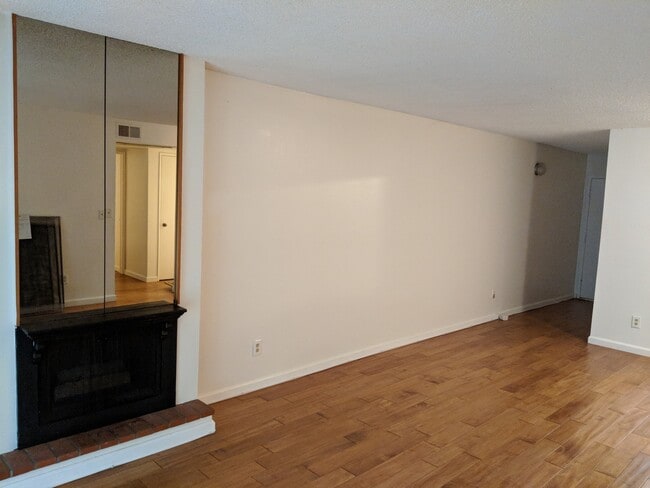 Photo - Great Condo in WeHo for Rent Unit 3