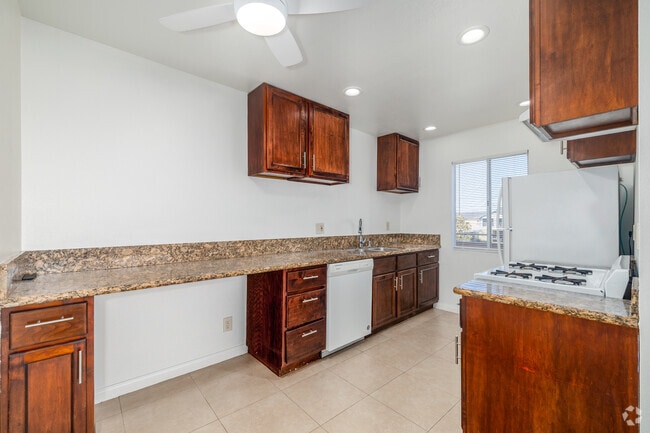 2BR, 1BA - 785SF - Kitchen - 2422 E. 11th St.